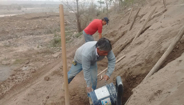 Trabajadores de la piedra trabajando en la construcción del Parque Areneros del Río Maipo en San Bernardo. Créditos: Autor desconocido, cedida por Renato Becerra.